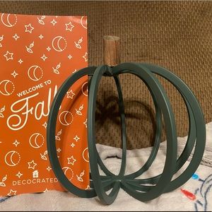 Decocrated Fall 2021 Metal Pumpkin